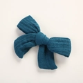 Gros plan détaillé sur la texture en coton mousseline bleu sarcelle du nœud pour cheveux - 9.5*7 CM / Bleu foncé