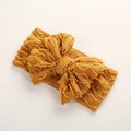 Détail d'un bandeau jaune pour bébé avec grand nœud à volants et tissu texturé doux - 16X8cm / Jaune Gingembre