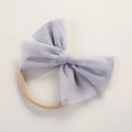 Détail du nœud en tulle gris et du bandeau élastique en nylon nude pour nourrissons - 10,5*7,5 cm / Gris