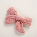 Détail de la pince à cheveux bébé en mousseline rose poudré et coton naturel - 9.5*7 CM / Rose Foncé