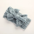 Détail du bandeau bébé bleu clair côtelé avec un double nœud aux bords volantés - 16X8cm / Gris Ardoise