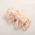 Détail d'un bandeau bébé rose pâle en tissu côtelé élastique avec nœud à volants - 16X8cm / Bleu foncé