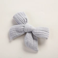 Vue détaillée d'un nœud en mousseline gris clair avec une texture coton double épaisseur - 9.5*7 CM / Gris foncé