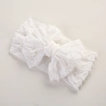 Détail d'un bandeau blanc pour bébé montrant le double nœud et la texture plissée - 16X8cm / Blanc
