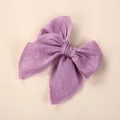 Détail d'un nœud en lin lavande avec des bords brodés de haute qualité - Violet