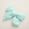 Vue détaillée de la texture du nœud en coton mousseline vert menthe pour cheveux - 9.5*7 CM / Verdoyant