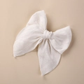 Gros plan détaillé montrant la broderie fine et la texture de la barrette en lin - Blanc