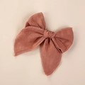 Dettaglio del fiocco per capelli in lino terracotta con trama del tessuto ricamato - Arancio chiaro