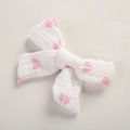 Détail d'un nœud à cheveux en mousseline blanche avec cœurs roses et texture gaufrée - 9.5*7 CM / Cœur