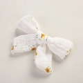 Détail de la barrette en mousseline de coton crème avec imprimé floral jaune et froissé - 9.5*7 CM / Petite Fleur Jaune
