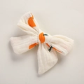 Vue détaillée d'une barrette en mousseline crème avec motif d'agrumes orange doux - 9.5*7 CM / Orange