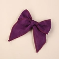Gros plan détaillé du nœud à cheveux en lin violet foncé avec bordure surpiquée - Violet