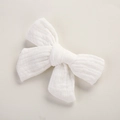 Détail de la texture en mousseline blanche et pince à cheveux nœud pour enfants - 9.5*7 CM / Blanc