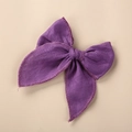 Détail de la pince à cheveux nœud en lin violet avec broderie fine sur fond crème clair - Violet Taro