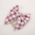 Vue détaillée du bandeau à nœud écossais avec broderie florale et élastique en nylon souple - Plaid Rouge Violet / 11*11 cm