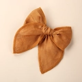 Détail d'un nœud à cheveux en lin jaune gingembre avec couture brodée sur les bords - Jaune Gingembre