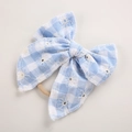 Détail du bandeau en nylon pour bébé avec nœud brodé à carreaux bleus et bande élastique - Plaid Bleu Ciel / 11*11 cm