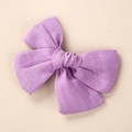 Texture détaillée du nœud en lin et coton violet pour accessoire cheveux fille - 9x8cm / Violet