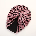 Detailansicht der rosa Spitze und des schwarzen Stoffes dieser Baby-Turbanmütze - 18*21 cm / Gemischtes Rosa
