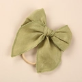 Detalle del lazo de lino verde hierba con banda elástica de nailon para bebés niñas - Verde Esmeralda