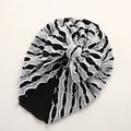 Primer plano de turbante para bebé con rayas blancas y negras y un gran lazo central - 18*21 cm / Patchwork Blanco y Negro