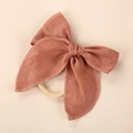 Detalle del lazo de lino con costura overlock fina y diadema elástica de nailon para niñas - Naranja claro