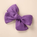 Détail du nœud papillon en lin violet foncé avec texture tissée pour les cheveux - 9x8cm / Violet Foncé