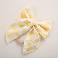 Détail du bandeau à nœud à carreaux jaunes et blancs avec broderie florale ajourée - Plaid Jaune Vif / 11*11 cm