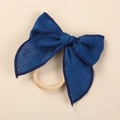 Detalle del lazo de lino azul marino con banda de nailon elástica beige para niñas - Azul Real