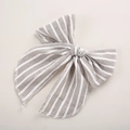 Détail d'un nœud papillon rayé fait main avec texture tissée et finitions soignées - Brun