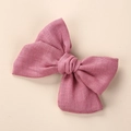 Texture détaillée du nœud papillon en lin et coton rose poudré pour filles fait à la main - 9x8cm / Rose Peau Foncé