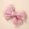 Gros plan d'un nœud en lin rose montrant la texture tissée naturelle et le nœud fait main - 9x8cm / Rose Clair