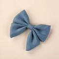Detalle de la pinza para el pelo con lazo de lino azul y textura de tela tejida clásica - 8*6.5 cm / Azul claro