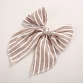 Gros plan détaillé du nœud en tissu à rayures marron et blanc avec couture de bordure - Beige