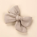 Détail du nœud papillon en lin et coton montrant la texture du tissu tissé plat - 9x8cm / Khaki