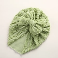 Detail von hellgrüner geraffter Baby-Turbanmütze mit großer Schleife und Rippenstoff - 18*21 cm / Hellgrün