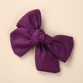 Détail de la texture en lin d'une pince à cheveux à nœud violet foncé pour filles - 9x8cm / Violet