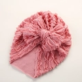 Detailansicht der weichen Faltenstruktur und großen Schleife am rosa Babyturban - 18*21 cm / Altrosa