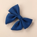 Primer plano del clip de lino azul oscuro que muestra la textura de la tela y el lazo artesano - 8*6.5 cm / Azul Real