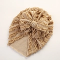 Nahaufnahme von Baby-Turban-Mütze mit geripptem Stoff und großem Schleifen-Detail - 18*21 cm / Nude