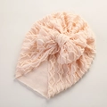 Detailaufnahme einer Baby-Turbanmütze mit geraffter Textur und rosa dekorativer Schleife - 18*21 cm / Champagner