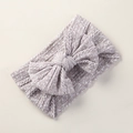 Detalle de diadema para bebé en suave tejido jacquard con lazo grande y diseño floral - Gris