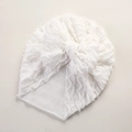Detail der weißen gerippten Baby-Turban-Mütze mit Rüschenstruktur und großer Schleife - 18*21 cm / Weiß
