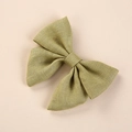 Detalle de lazo para el pelo de lino verde hierba para niña con textura rústica y nudo hecho - 8*6.5 cm / Verde Esmeralda