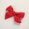 Detail einer roten Schleifen-Haarspange aus Baumwolle mit feiner Jacquard-Stricktextur - Rot