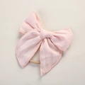 Detailaufnahme einer rosa Baby-Stirnband-Schleife aus Jacquard-Baumwolle mit Nylonband - Rosa