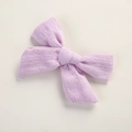 Dettaglio del fiocco in cotone jacquard lavanda con trama a maglia traforata fine - Viola
