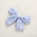 Dettaglio ravvicinato della clip per capelli in cotone jacquard azzurro con trama - Celeste