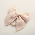 Detail eines weichen Baby-Stirnbands aus Jacquard-Baumwolle mit rosa Nylonband - Khaki