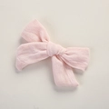 Detailaufnahme der handgefertigten rosa Haarspange aus Baumwoll-Jacquard für Mädchen - Rosa
